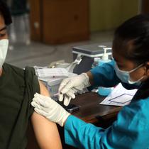 Warga menjalani vaksinasi booster kedua atau dosis keempat di kawasan Kantor Wali Kota Jakarta Timur, Jakarta, Selasa (24/1/2023). Target sasaran vaksinasi COVID-19 booster kedua atau dosis keempat akan makin diperluas. (Liputan6.com/Johan Tallo)