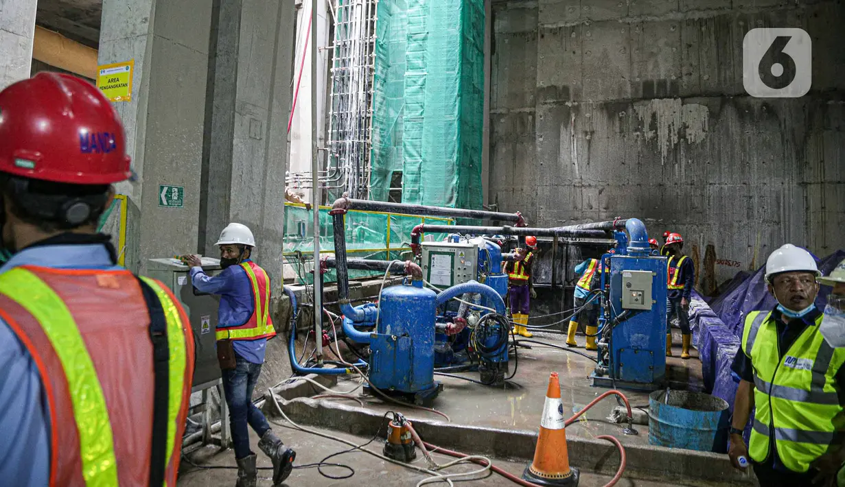 Aktivitas pekerja menyelesaikan proyek Mass Rapid Transit (MRT) Fase 2 segmen CP201 rute Thamrin - Monas di kawasan Stasiun Thamrin, Jakarta, Kamis (24/5/2022). Perkembangan proyek MRT Fase 2 Segmen CP201 rute Thamrin - Monas saat ini telah mencapai 38,80 persen. (Liputan6.com/Faizal Fanani)