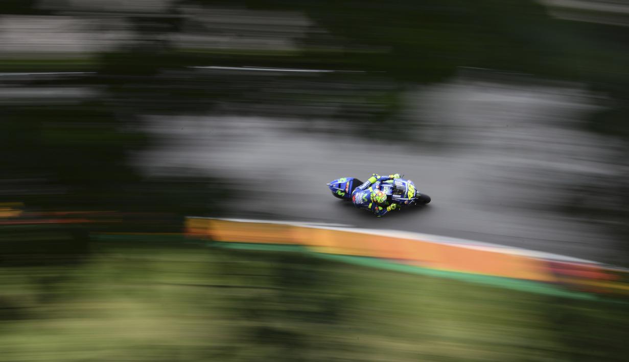 Pebalap Movistar Yamaha Team, Valentino Rossi gagal meraih start pertama dan hanya menempati posisi kesembilan pada kualifikasi MotoGP Jerman di Sirkuit Sachsenring, (2/7/2017). (Hendrik Schmidt/dpa via AP)