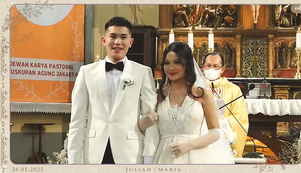 Usai mengucap janji pernikahan. keduanya juga tak melepaskan senyum bahagia. Kini Julian Jacob dan Maria Eka telah resmi menjadi suami istri. (Liputan6.com/YouTube/Julian & Maria)