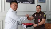 Berkas tersebut diterima oleh Kasi pidana umum (Pidum) Muhammad Erlangga di Kantor Kejaksaan Negeri Lampung Tengah.