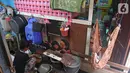 Warga mencuci peralatan rumah tangga saat seorang bayi tertidur dalam ayunan di Kampung Muka, Ancol, Jakarta, Selasa (5/11/2019). Pemprov DKI Jakarta mengusulkan anggaran konsultan penataan kampung kumuh sebesar Rp 556 juta per rukun warga (RW) pada rancangan APBD 2020. (Liputan6.com/HermanZakharia)