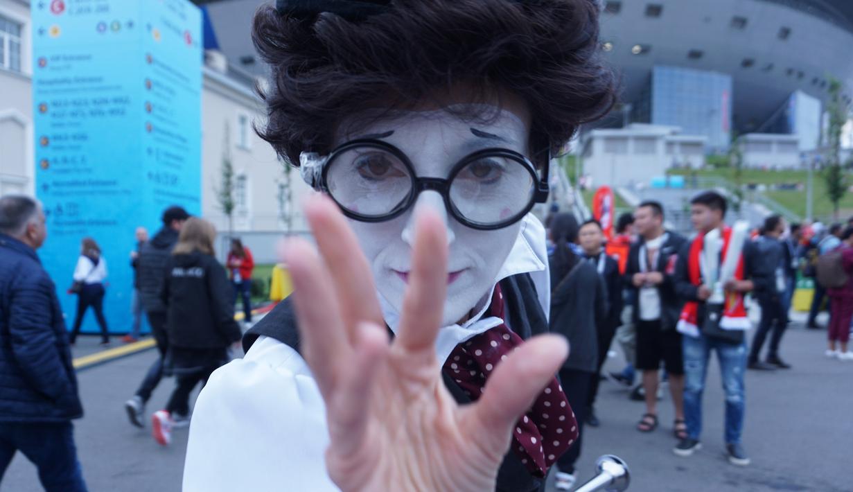 Ada aksi penari pantomim yang memeriahkan suasana di sekitar Stadion Krestovsky, St Petersburg. Gelaran Piala Dunia 2018 memberikan rejeki ekstra bagi warga Rusia karena banyak turis datang. (Bola.com/Okie Prabhowo)