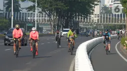 Warga bersepeda mengisi hari libur di kawasan Jakarta, Rabu (26/5/2021). Sejumlah pesepeda pagi ini ramai berolahraga, namun masih banyak yang memilih berada di luar jalur sepeda yang sudah disediakan. (merdeka.com/Imam Buhori)