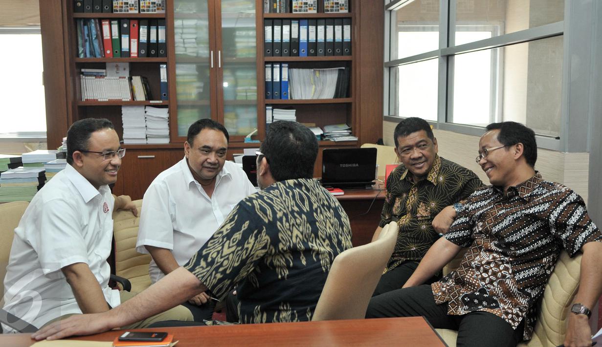 Cagub DKI Jakarta, Anies Baswedan berbincang dengan Ketua PWI Pusat, Margiono, Jakarta, Jumat (24/3). Anies menyampaikan harapannya agar PWI ikut mengawal proses Pilkada putaran kedua pada 19 April mendatang. (Liputan6.com/Yoppy Renato)