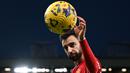 Bruno Fernandes yang kini tengah menjalani musim kelima bermain di Premier League bersama Manchester United hingga kini telah mengoleksi total 35 assist di Premier League Liga Inggris dari 140 laga hanya bersama Setan Merah. Manchester United mendatangkannya pada tengah musim 2019/2020 dari Sporting Lisbon dengan nilai transfer 65 juta euro. (AFP/Oli Scarff)