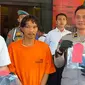 Petugas Polresta Malang Kota menangkap MS, Pria asal Punggelan, Banjarnegara karena kasus penyebaran konten pornografi dengan koeban anak di bawah umur (Liputan6.com/Zainul Arifin)