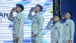 Ganda putra Indonesia Sabar Karyaman Gutama/Moh. Reza Pahlevi Isfahani bersama Leo Rolly Carnando/Bagas Maulana menyanyikan lagu Indonesia Raya di atas podium setelah berhasil meraih medali SEA Games 2025. (Bola.com/Bagaskara Lazuardi)