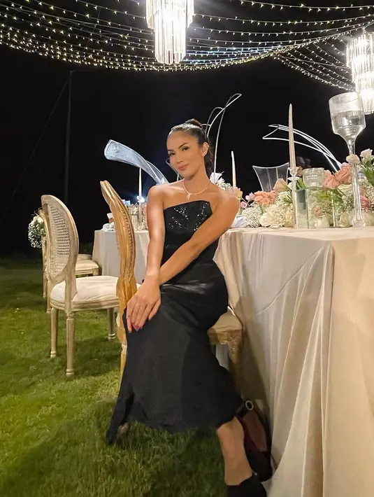 Ada juga pemeran Badarawuhi dalam film KKN di Desa Penari, Aulia Sarah mengenakan dress hitam asimetris  [Foto: IG/owliasarah].