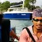 Wisatawan asal Malang naik sped boat di Marina Boom Banyuwangi,sebelum akhirnya terbalik (Istimewa)