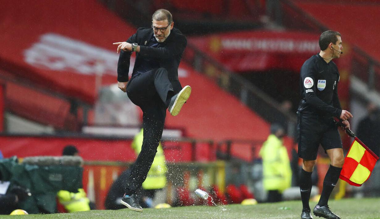 Pelatih West Bromwich Albion, Slaven Bilic, meluapkan kekeewaan dengan menendang botol saat melawan  Manchester United pada laga Liga Inggris di Stadion Old Trafford, Minggu (22/11/2020). MU menang dengan skor 1-0. (Cath Ivill/Pool via AP)