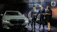 President Director BMW Group Indonesia Ramesh Divyanathan, Director of Communications BMW Group Indonesia Jodie O'tania, dan Vice President of Sales BMW Indonesia Bayu Riyanto berbincang di dekat The New BMW 730Li M Sport saat peluncuran di Jakarta, Kamis (10/10/2019). (Liputan6.com/Faizal Fanani)