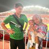 Rizky Billar mengajak putra dan istri menyaksikan pertandingan sepak bola secara langsung. Sayangnya, kelub kesayangannya kalah, Lesti tertawa senang. (Foto: Instagram/@rizkybillar)