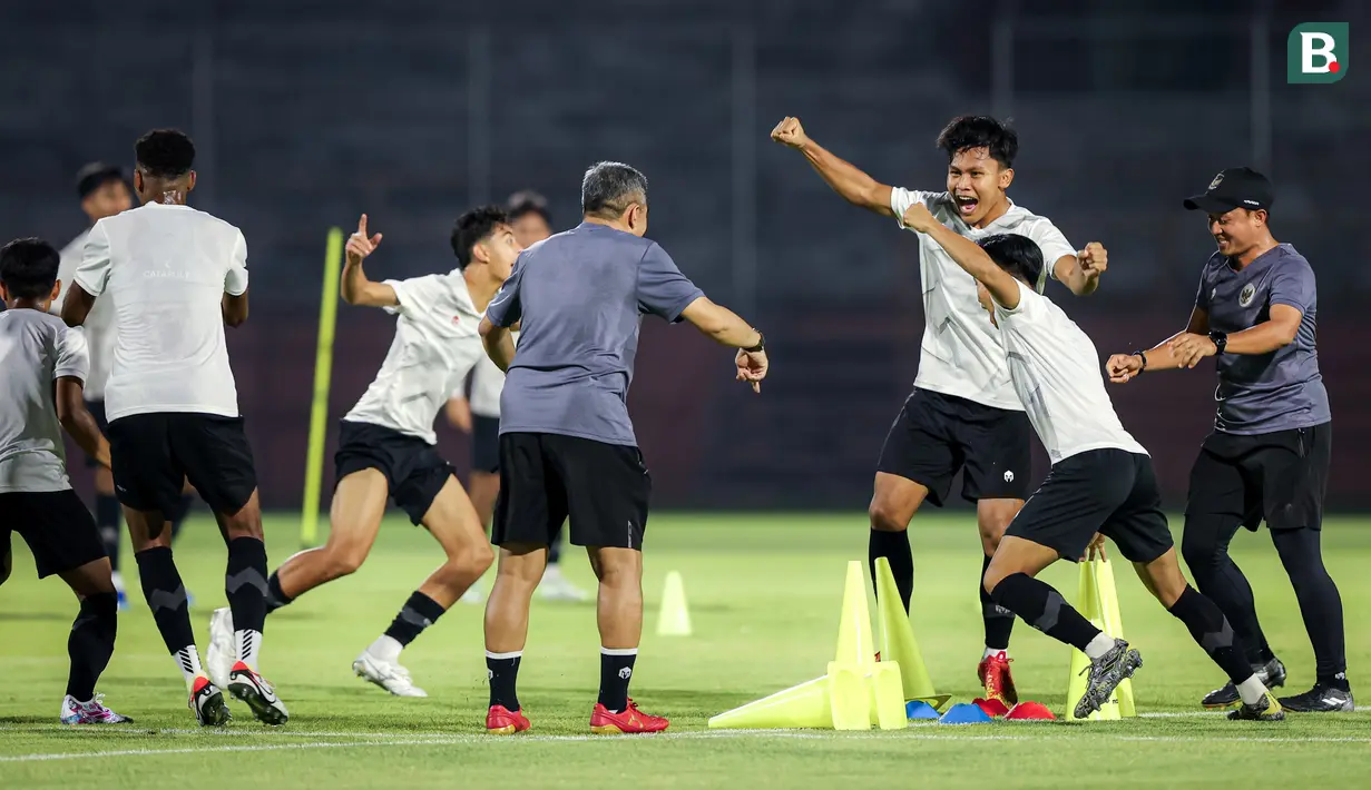 Sejumlah pemain dan ofisial Timnas Indonesia U-17 terlihat gembira saat bermain games dalam sesi latihan di Stadion Gelora 10 November 2023, Surabaya, Kamis (9/11/2023). (Bola.com/Bagaskara Lazuardi)