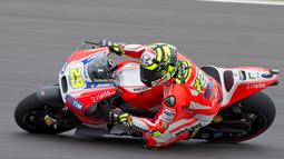 Pebalap tim Ducati, Andrea Iannone akan mengawali balapan dari urutan ketiga. Dia hanya terpaut 0.665 detik atas Marquez. (AP Photo/Natacha Pisarenko)