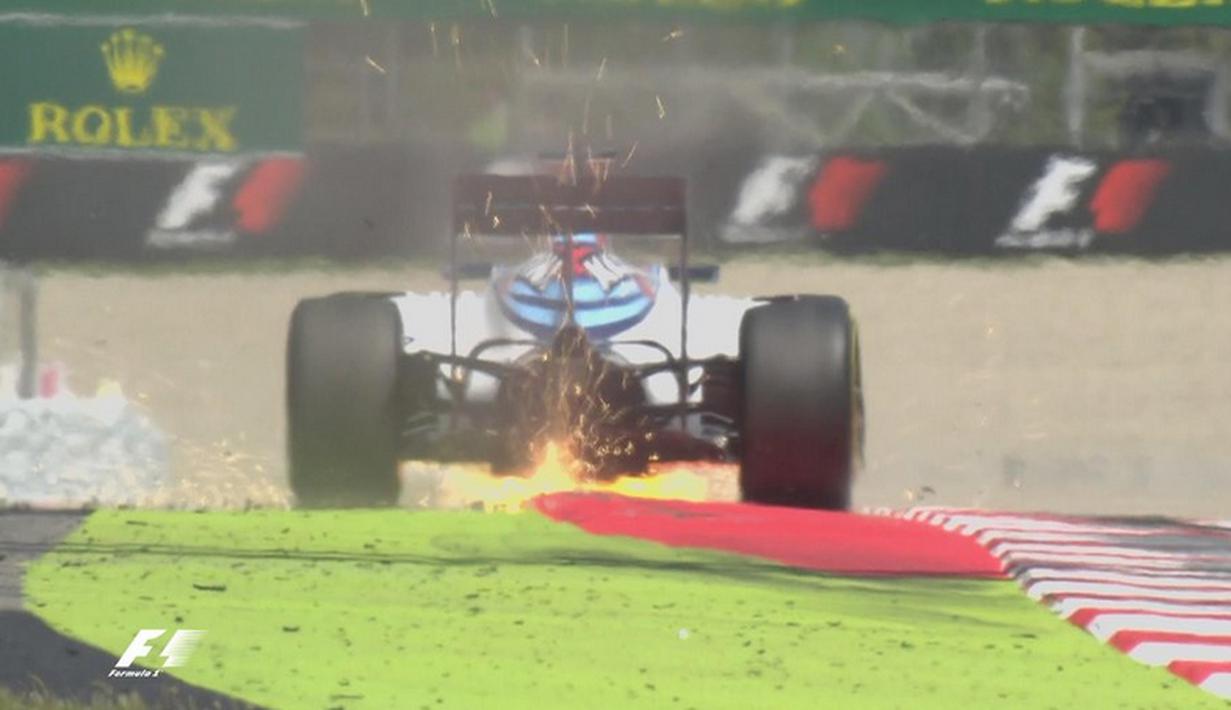 Mobil pebalap Williams, Felipe Massa, melebar saat beraksi dalam latihan bebas kedua F1 GP Spanyol di Sirkuit Catalunya, Spanyol, Jumat (13/5/2016). (Bola.com/Twitter/F1)