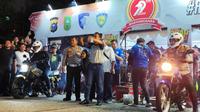 Kapolda Riau Irjen Herry Heryawan bersiap mengikuti drag bike Hari Bhayangkara melawan Wali Kota Pekanbaru Agung Nugroho. (Liputan6.com/M Syukur)