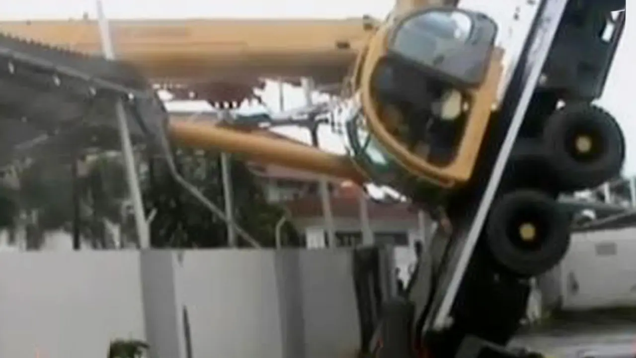VIDEO: Jatuhnya Crane Timpa RS di Palembang Masih Diselidiki