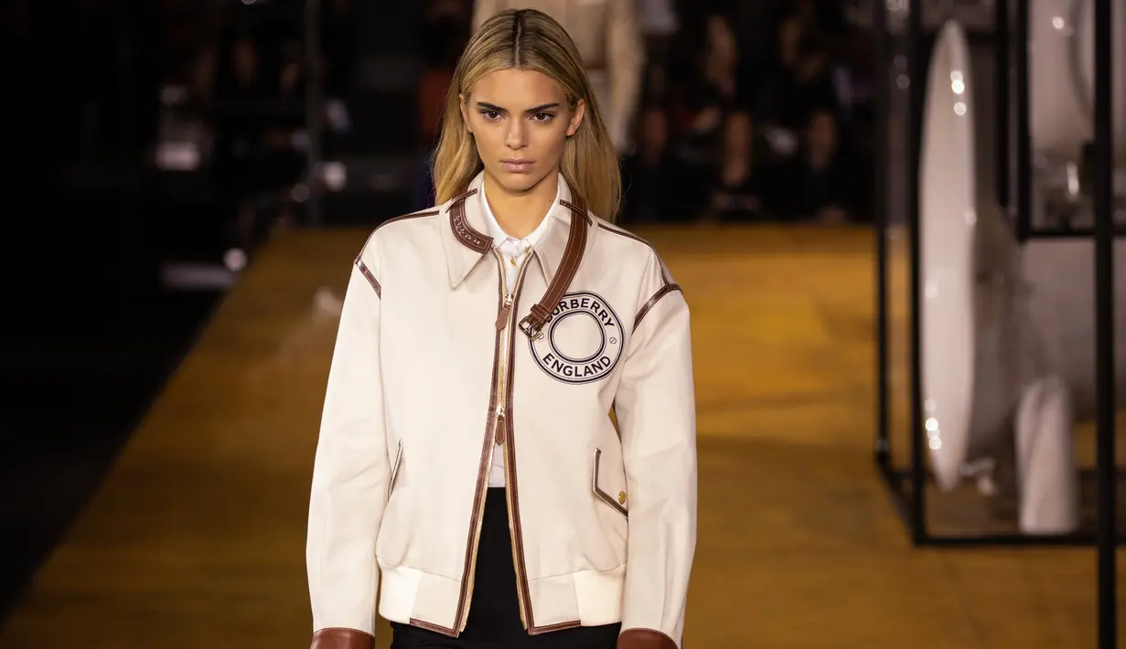 Model Kendall Jenner tampil memperagakan busana Burberry koleksi Spring/Summer 2020 di London Fashion Week pada Senin (16/9/2019). Dalam pagelaran fashion show kemarin, Kendall Jenner tampil mengejutkan dengan rambut pirang. (Photo by Vianney Le Caer/Invision/AP)