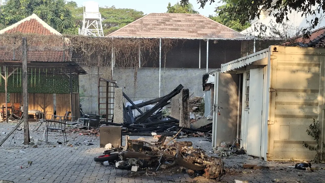 Satu sepeda motor dibakar warga yang bentrok di kawasan Menteng, Jakarta Pusat. (Liputan6/Rifqy Alief)