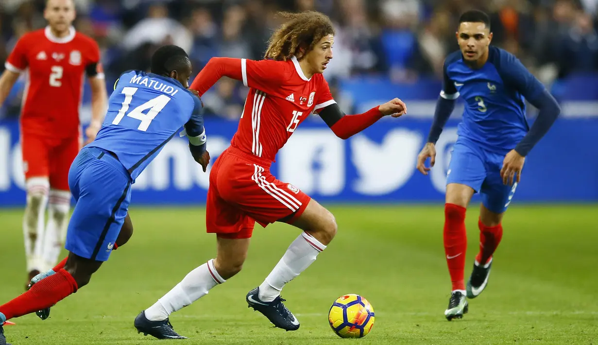 Gelandang Wales, Ethan Ampadu, berusaha melewati pemain Prancis, Blaise Matuidi, pada laga persahabatan di Stadion Stade de France, Sabtu (11/11/2017). Prancis menang 2-0 atas Wales. (AP/Francois Mori)