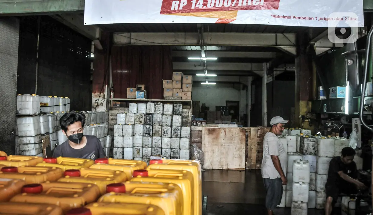 Suasana di agen minyak goreng curah Pasar Cipete, Jakarta Selatan, Kamis (24/2/2022). Harga eceran tertinggi minyak goreng curah dipatok Rp 11.500 per liter, kemasan sederhana Rp 13.500 per liter, dan kemasan premium Rp 14.000 per liter. (merdeka.com/Iqbal S. Nugroho)