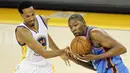 Pemain OKC Thunder, Kevin Durant #35 berebut bola dengan pemain Warriors, Shaun Livingston #34 pada Final Wilayah Barat NBA Playoffs di Oracle Arena, Kamis (19/5/2016) WIB. Warriors menang 118-91. (Cary Edmondson-USA TODAY Sports)