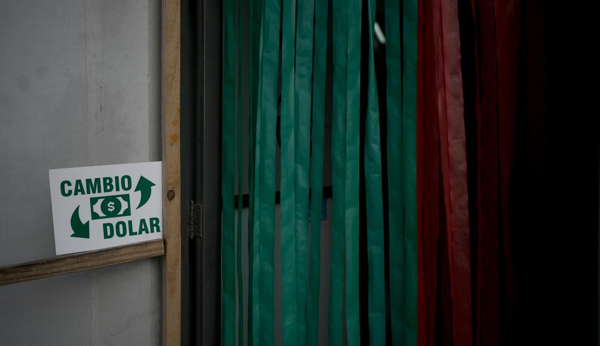 Hasilnya adalah aliran besar pembeli dari Uruguay yang memberikan bantuan ekonomi ke toko dan restoran Argentina yang sedang berjuang di kota-kota seperti Gualeguaychú, Concordia, dan Colón. (AP Photo/Natacha Pisarenko)