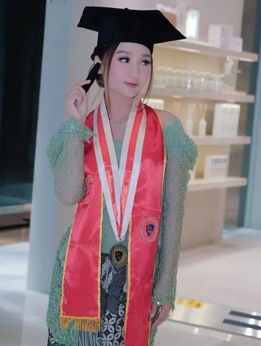 Kenakan kebaya warna hijau rancangan desainer Fadlan Indonesia, Sandrina Mazaya bikin pangling. Wajah jebolan IMB ini didandani oleh MUA Ikawati Fitria dan rambutnya ditata dengan sempurna oleh IWF MUA Squad. Tambahan aksesori berupa kalung, cincin dan anting mendukung penampilannya jadi makin elegan. (Liputan6.com/IG/@sandrinamazayya)