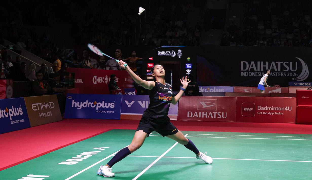 Bertanding di Istora Gelora Bung Karno, Senayan, Jakarta, Rabu (21/1/2026) malam, Putri Kusuma Wardani unggul dua set langsung dengan skor 21-15, 21-15. Tampak dalam foto, pebulu tangkis tunggal putri Indonesia, Putri Kusuma Wardani saat beraksi melawan wakil Taiwan, Sung Shuo Yun, pada babak 32 besar Indonesia Masters 2026 di Istora Gelora Bung Karno, Senayan, Jakarta, Rabu (21/1/2026) malam. (Bola.com/Abdul Aziz)