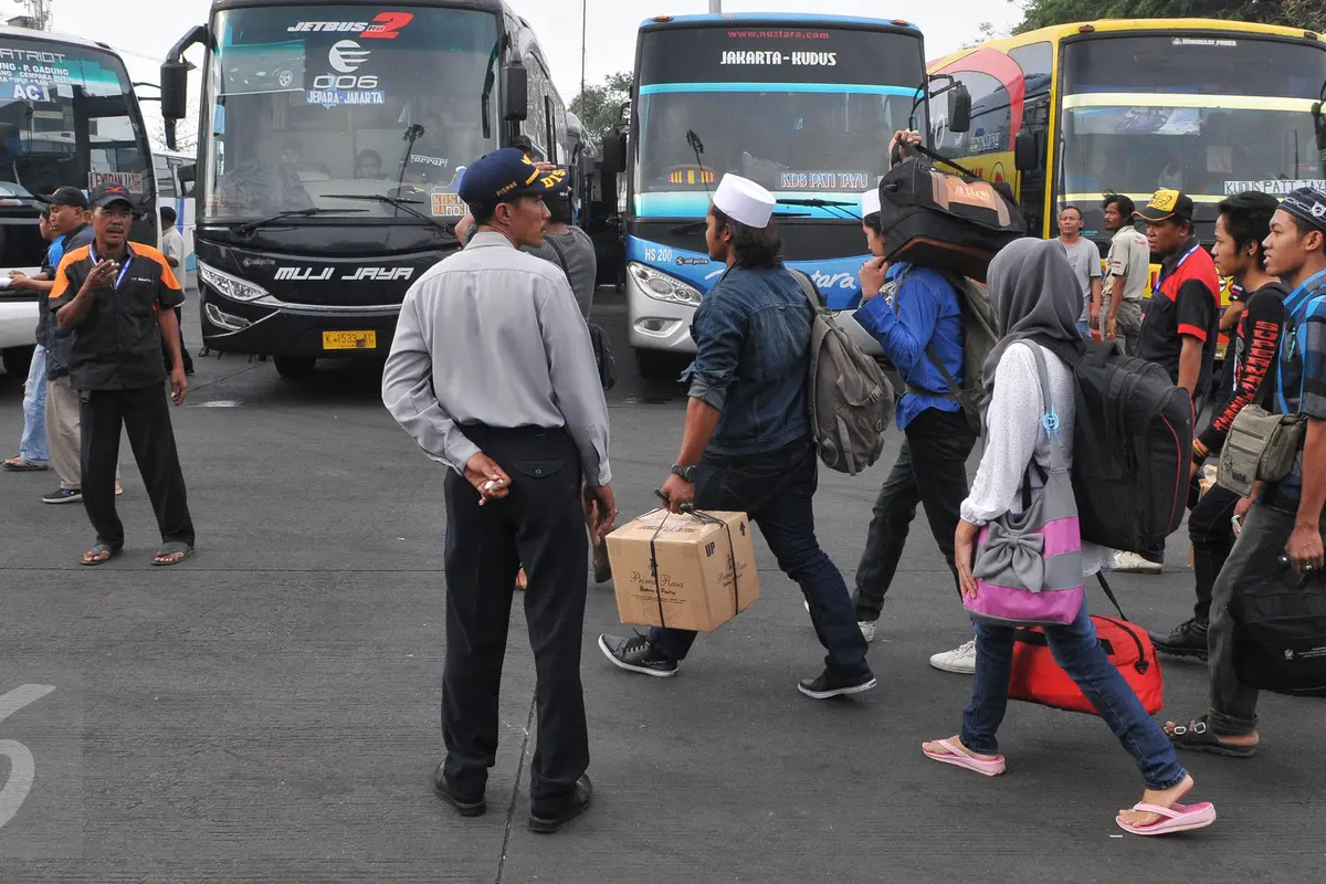 20150710-Mudik H-6 Lebaran, Begini Suasana Terminal Pulogadung-Jakarta 5