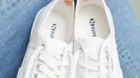 Rekomendasi sneakers putih untuk pria yang cocok untuk dipakai saat lebaran 2024 (website/anthropologie.com).