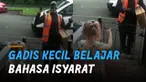 Momen haru ditunjukkan oleh gadis kecil ini ketika menunggu petugas pengantar paket yang tuna rungu. Gadis itu ingin belajar bahasa isyarat.