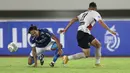 Ahmad Jufriyanto pun jatuh bangun demi mempertahankan kemenangan bagi timnya. Dirinya terus menempel pergerakan dari pemain Madura United Silvio Escobar. (Bola.com/Bagaskara Lazuardi)