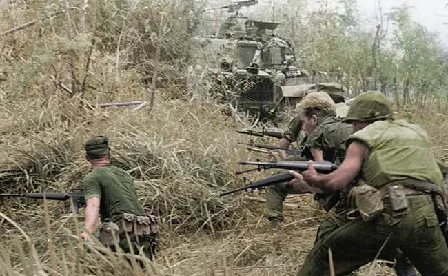 Kesatuan Company G, 2d Battalion, 7th Marines, sedang menghadapi serangan musuh dalam Operation Allen Brook, Perang Vietnam. (Sumber Wikimedia/Foto resmi nomor 371490 dari US Marine Corps)
