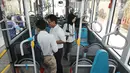 Penumpang menaiki bus Metrotrans pada hari pertama uji coba di Stasiun Sudirman Baru, Jakarta, Kamis (28/12). Terpasang 12 kamera CCTV untuk memantau area di dalam dan di luar bus yang melayani pengguna kereta bandara ini. (Liputan6.com/herman Zakharia)