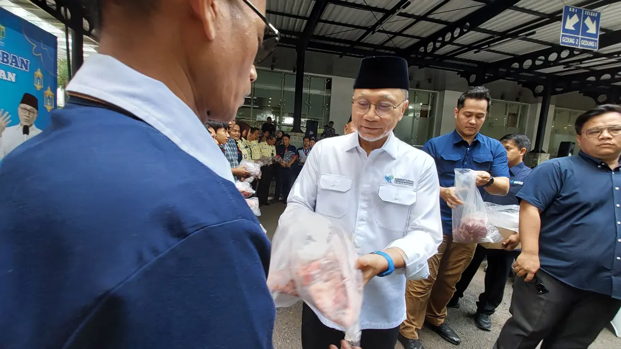 Mendag Zulkifli Hasan Bagikan Daging Kurban ke Cleaning Service hingga Pedagang Kantin Kemendag