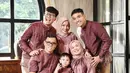 Pose ala keluarga Fuji bisa jadi inspirasi. Anggota keluarga yang paling dituakan dan paling muda berpose duduk, sedangkan Fuji dan Kakaknya memilih berdiri. Credit: Instagram @Fuji_An