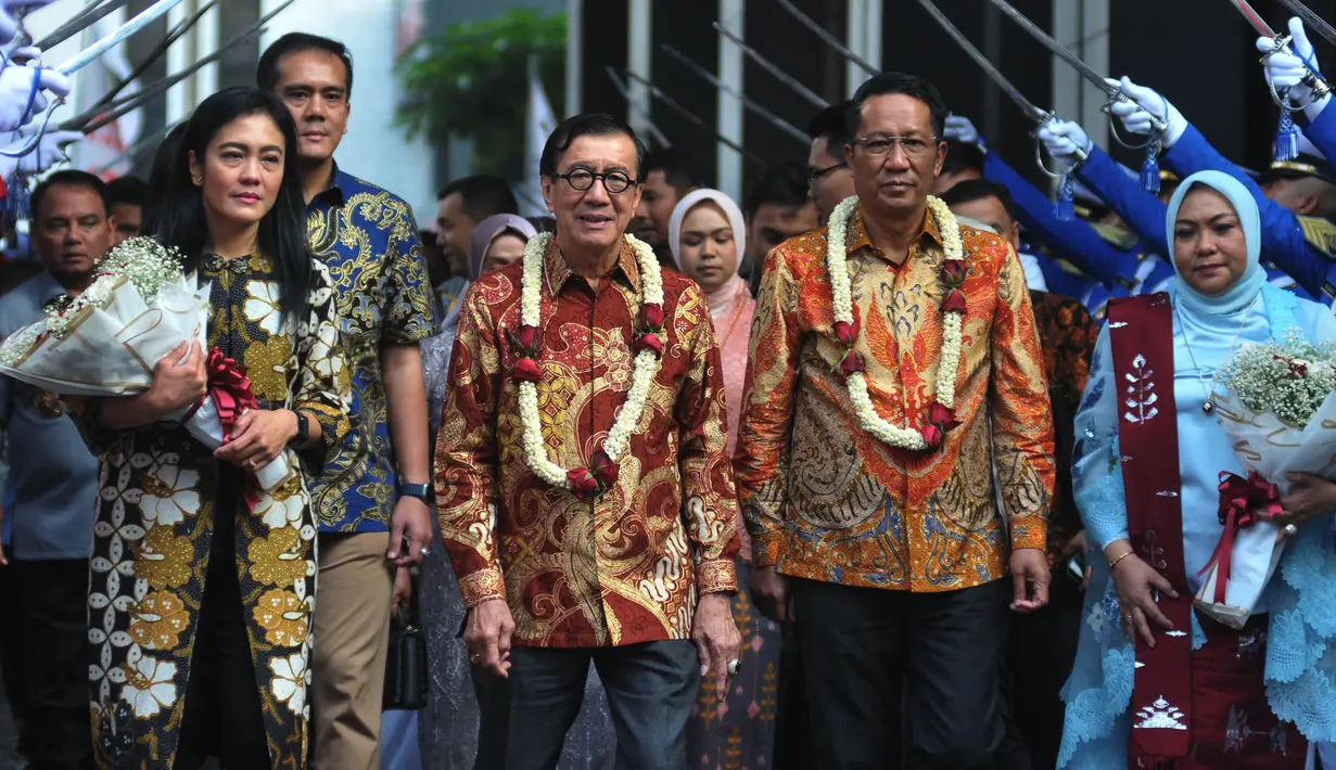 Rangkaian acara prosesi serah terima jabatan (sertijab) serta pisah sambut dilaksanakan di Gedung Kementerian Kementerian Hukum dan Hak Asasi Manusia, Jakarta. (merdeka.com/Imam Buhori)
