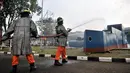 Pasukan pemadam Kesatuan Penjagaan Laut dan Pantai (KPLP) melakukan simulasi menjinakkan kebakaran kapal saat peringatan HUT ke-31 Pangkalan PLP di Lapangan Pangkalan PLP Kelas I Tanjung Priok, Jakarta, Selasa (26/2/2019). (Merdeka.com/Iqbal S. Nugroho)