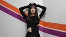 Di sini, SeolA WJSN tampil mengenakan crop top hitam lengan panjang yang asimetris, lengkap dengan celana pendek hitam dan memiliki desain edgy. Foto: Instagram @seola_s.