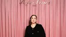 Chelsea Islan tampil anggun dengan busana yang lebih tertutup. Padukan blazer tweed dengan rok maxi hitam [dok. Roger Vivier]