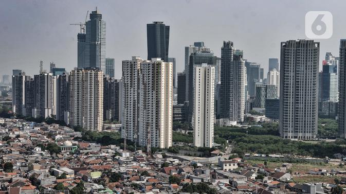 Pandangan udara permukiman warga dan gedung pencakar langit di Jakarta, Senin (27/7/2020). Berbagai sektor di Jakarya yang anjlok akibat Covid-19 antara lain listrik dan gas, perdagangan, pendidikan serta industri olahan. (merdeka.com/Iqbal S. Nugroho)