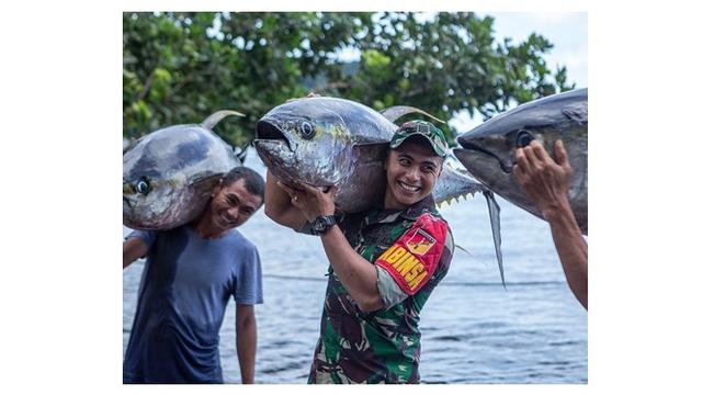 6 Potret Aprilia Manganang saat Pakai Seragam Dinas TNI, Makin Gagah