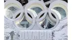 Warga berada di antara logo Olimpiade yang terdapat di luar National Olympic Stadium, Tiongkok, Senin (2/1/2012). Stadium itu rencananya akan digunakan sebagai tempat upacara pembukaan dan penutupan Olimpiade Musim Dingin 2022. (EPA/How Hwee Young).