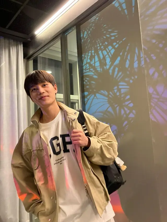 Taeil NCT. (Instagram/ mo.on_air)