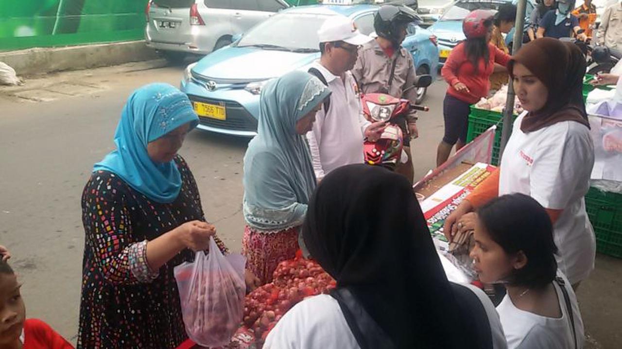 Kementerian Pertanian (Kementan) menggelar pasar murah di Pasar bendungan Hilir, Jakarta Pusat, Minggu (5/6/2016). (Foto: Achmad Dwi Afriyadi/Liputan6.com)