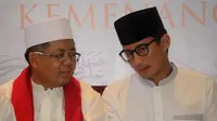 Cawapres Sandiaga Uno (kanan) berbincang dengan Presiden PKS Sohibul Iman saat menghadiri maulid Nabi Muhammad SAW di DPP PKS, Jakarta, Minggu (13/1). Sandi mengenakan baju koko berwarna putih yang dipadukan dengan celana dan peci hitam. (Liputan6.com/HO)