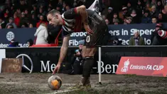 Lapangan pertandingan Blundell Park yang digunakan untuk pertandingan putaran keempat Piala FA 2025/2026 antara tuan rumah Grimsby melawan Wolverhampton, Minggu (15/02/2026) waktu setempat, mengundang perhatian. (AFP/Darren Staples)