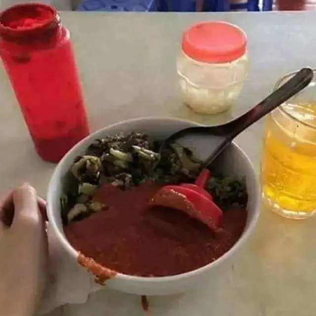 10 Potret Orang Apes Pakai Saus dan Sambal Ini Bikin Kasihan